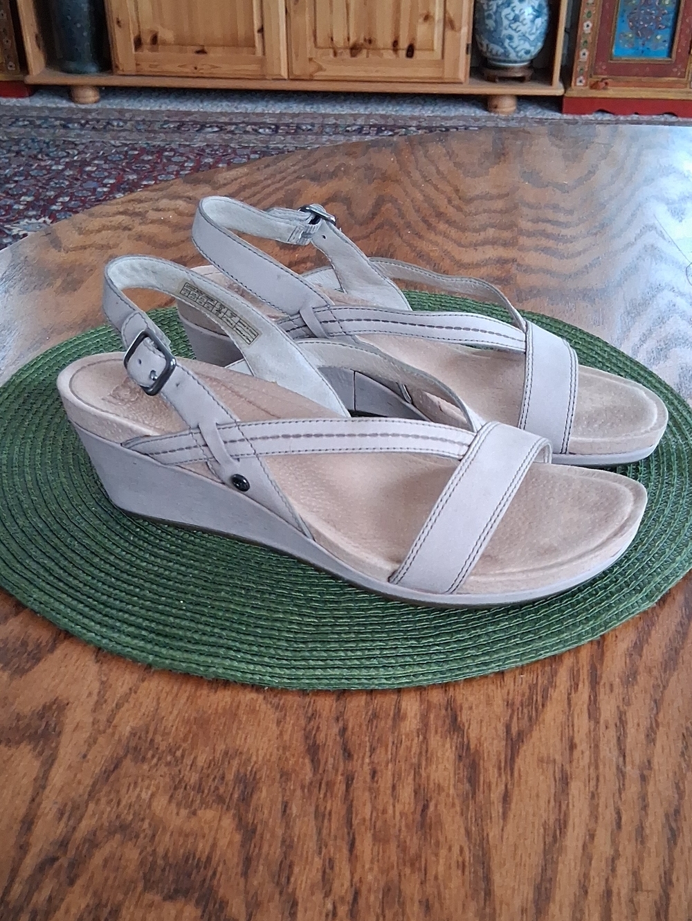 UGG Kenley Cream Leather Slingback Detail Stitch Comfort Wedge Sandals Size 8